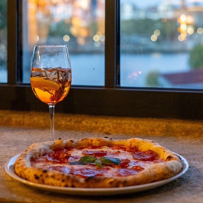 pizzeria with Douro river view